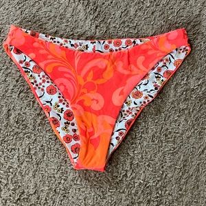 Maaji Swirl Tulip Sublimity Classic Bikini Bottom
MD / Orange / Signature Cut